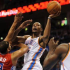 Durant tira a canasta obstaculizado por Dudley y ante la mirada de Ibaka.