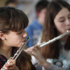 Alumnos de la Escuela de Música de Cistierna, durante sus clases. El centro cuenta también con una banda juvenil formada por treinta personas.