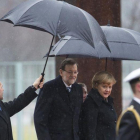 Mariano Rajoy y la cancillera alemana, Angela Merkel, en el 2013 en un día de lluvia en Berlín.