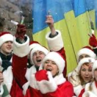 Partidarios de Yúschenko cambiaron ayer las ropas naranjas por los disfraces de Papá Noel
