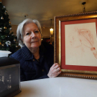 Yolanda Ferrero, ayer con su retrato. Derecha, en el Café Mero. AFB