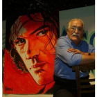 Juan Antonio Velasco con uno de los últimos carteles que pintó.