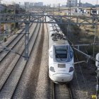 Un tren de alta velocidad hace su entrada en la estación de León.