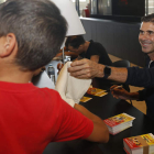 Fernando Hierro, durante la firma de autógrafos. FERNANDO OTERO