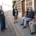 Vecinas y vecinos de Crémenes comentaban en grupo la noticia ayer por la tarde.