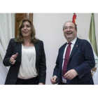 La presidenta andaluza, Susana DÍaz, y el lÍder del PSC, Miquel Iceta, al comienzo de su reunión en la sede del PSOE-A en Sevilla.
