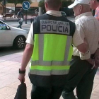 Fotografía facilitada por la Policía Nacional del momento de la detención del pederasta en Murcia.