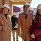 El consejero Juan Carlo Suárez-Quiñones visita las obras de rehabilitación de 10 antiguas viviendas de camineros en la localidad leonesa de Astorga acompañado por la delegada territorial Ester Muñoz. DL