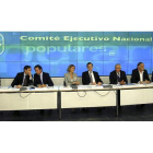 El presidente del PP, Mariano Rajoy, en el centro, escoltado por María Dolores de Cospedal y Javier Arenas.