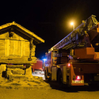 El camión de los bomberos de León junto al hórreo de Las Bodas. LUIS CANAL/ BOMBEROS DE LEÓN