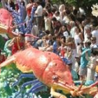 La carroza de la reina del Festival Nacional del Cangrejo desfila ante más de 5.000 personas