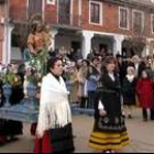 Varias componentes de la Asociación de mujeres durante la procesión que se celebró este mañana