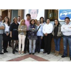 Candidatos del PP en Villaquilambre junto a la presidenta del partido.