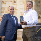 El presidente de la Cooperativa Vega Esla, Balduino Fernández, recogiendo el Cincho de Oro. DL