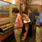 Varios turistas en una visita al aula arqueológica de Las Médulas