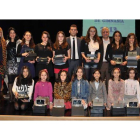 Los representantes del Club Ritmo con sus galardones posan con el presidente de la Española.