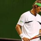 Ferrero mira desolado su raqueta después de perder un punto importante ayer ante el alemán Kiefer