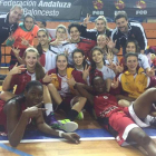 María, Irene, Laura, Marina y Emma con el resto de la selección que ayer se colgó el bronce.