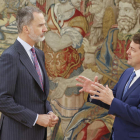 Felipe VI y Mañueco ayer, durante la audiencia del rey al presidente de la Junta en el Palacio de la Zarzuela. JAVIER LIZÓN