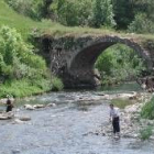 Dos pescadores disfrutan de su deporte favorito en las proximidades de Vegacervera