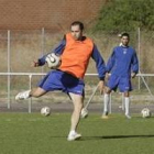 El zamorano golpea un balón ayer en los campos del Polígono