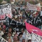 Los manifestantes leoneses portaron pancartas, como la de la izquierda, y banderas