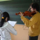 Dos alumnos tocan el violín en la Escuela Municipal.