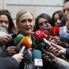 La presidenta de la Comunidad de Madrid, Cristina Cifuentes, atiende a los periodistas. F. ALVARADO