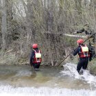 Dos de los bomberos que participaron en la búsqueda del hombre en el río. MARCIANO PÉREZ