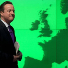 David Cameron pasa junto a un mapa de Europa tras finalizar su discurso, este miércoles en Londres.