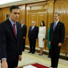 El presidente del gobierno Pedro Sánchez (i), promete ante el rey Felipe VI (d), su cargo de presidente de Gobierno, esta mañana en el Palacio de la Zarzuela. JUAN CARLOS HIDALGO