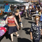 Pasear, mirar o comprar son las opciones que ofrece el rastro.