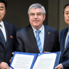 El presidente del COI, Thomas Bach, con los representantes de Corea del Norte (izquierda) y Corea del Sur con el acuerdo firmado en Lausana