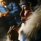 Un esquimal de la tribu inuit que se dedica a la caza en Tonglait (Canadá) se fuma su pipa