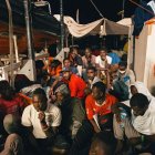 Varios inmigrantes descansan a bordo del buque de la ONG alemana Lifeline. FELIX WEISS