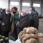 Las autoridades visitaron los distintos puestos de la feria multisectorial de Puente Almuhey. CAMPOS