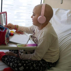 Judith, una niña afectada de leucemia, sigue la clase a través de Skype desde el Hospital Sant de Déu