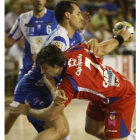 Carou disputandose el balón en el partido de ayer.