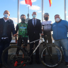 El alcalde de León, José Antonio Diez, y el concejal de Deportes, Vicente Canuria, junto a Paco Mancebo y Manolo ‘Triki’ Beltrán, acompañados por el presidente del Club Maragatos Bike, Óscar Martínez. CÉSAR