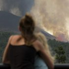 Una mujer abraza a su hija mientras contemplan el volcán en La Palma. ÁNGEL MEDINA