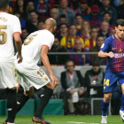 Coutinho conduce el balón ante Nzonzi y Mercado en el Metropolitano.