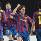 Ibrahimovic, con el brazo en alto, celebra con sus compañeros el gol del empate en Sttutgart.