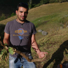 El investigador Óscar González, muestra la raíz de una planta de genciana. O.G.L.