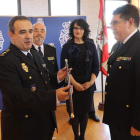 El anterior comisario, ayer, entregando a Martínez Redondo el bastón de mando. L. DE LA MATA