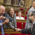 Antonio Baños estrecha la mano a Carme Forcadell, en el pleno de constitución del Parlament, ayer.