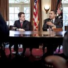 Geithner escucha las palabras de Obama en una sesión informativa diaria sobre economía.