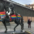 Una mujer lanza huevos a la estatua de Franco en el Born.