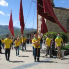 Desfile de los pendones de Horcadas, Carande y Riaño en la fiesta del Capilote