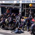 Los mecánicos de Red Bull preparan el monoplaza de Daniel Ricciardo antes de comenzar el GP de Australia.