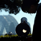 Una mujer ajusta un telescopio para observar el eclipse.